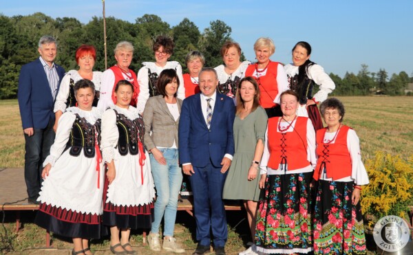 Zdjęcie grupowe zespołów śpiewaczych z członkiem zarządu Województwa Łódzkiego, Wójt Gminy Zgierz oraz sołtys Lorenek