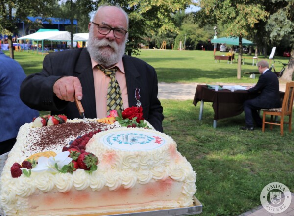 Prezes Stowarzyszenia kroi jubileuszowy tort