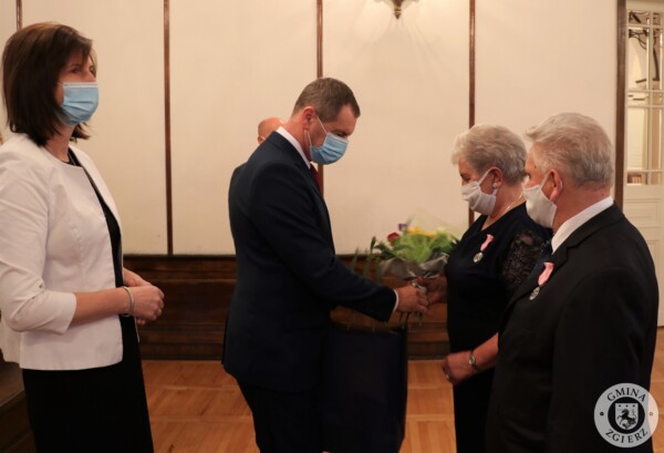 Jubilaci otrzymują kwiaty i upominki od Przewodniczącego rady Gminy Zgierz