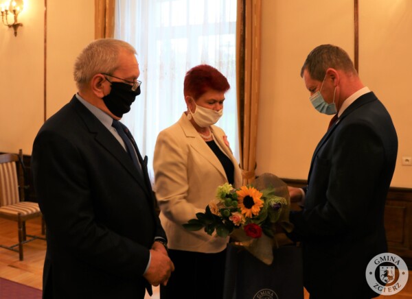 Jubilaci otrzymują kwiaty i upominki od Przewodniczącego rady Gminy Zgierz