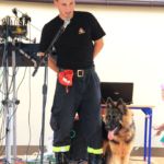 strażak z psem ratowniczym - półroczną Bellą
